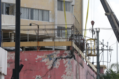 El domingo 8 de marzo se retiraron varios vehículos atrapados en el edificio Multicomercio.