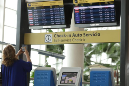 Las operaciones aéreas se reactivan tras el fuerte temporal en la costa este de EE. UU., que provocó tres días de cancelacione