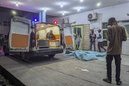 Un hombre herido mira desde una ambulancia en un hospital de Maiduguri el 16 de marzo de 2026, tras las explosiones ocurridas en la ciudad.