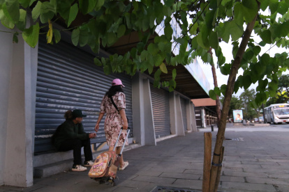 Acelerar el paso o movilizarse a la defensiva es una actitud que se desarrolla en el espacio público, debido al acoso que se comete y normaliza incluso en pleno día.