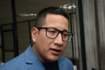 El concejal Andrés Campaña impulsa una investigación por recursos no devueltos en Quito.