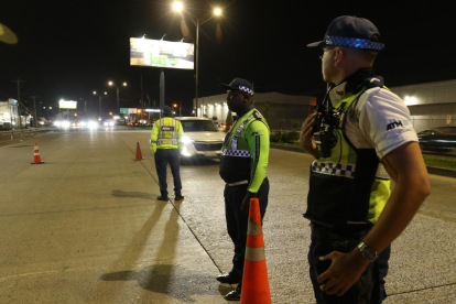 Integrantes de la Autoridad de Tránsito y Movilidad de Guayaquil (ATM) custodian en una calle tras el toque de queda.