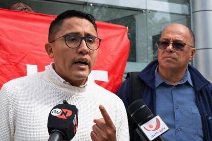 Andres Quishpe, presidente de la UNE junto a Edwin Bedoya, presidente del FUT durante la presentación de la demanda de inconstitucionalidad.