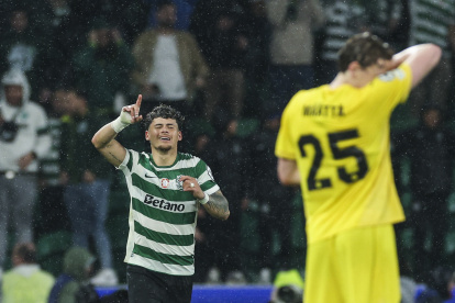 Maxi Araujo, jugador del Sporting, celebra ante el lamento de uno de lo jugadores del Bodo.