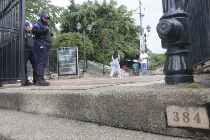 En esta zona de las escalinatas, en el cerro Santa Ana, fue asesinado el turista Álex Stalin Ilumiquiga Díaz, por ladrones que huyeron.