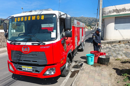 El Cuerpo de Bomberos de Pujilí entrega agua en las viviendas de las personas afectadas por la falta de agua.