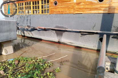 Usuarios reportaron descarga de aceite en el río Guayas.