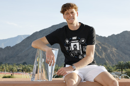 Jannik Sinner con el trofeo que ganó en Indian Wells.