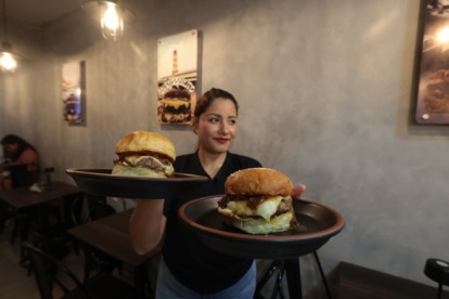 Una trabajadora del local sostiene la ‘Bastión’, la más pedida.