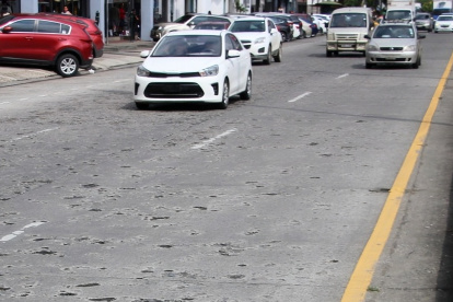 Los trabajos en la avenida Rodolfo Baquerizo Nazur incluyen el reemplazo del hormigón, que presenta algunos baches.