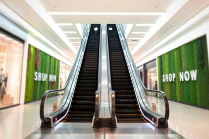 Referencial. Locales y centros comerciales en Guayaquil ajustan sus horarios y cierran más temprano para cumplir con el toque de queda.