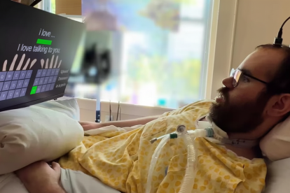El paciente T17 escribe en una pantalla gracias a los electrodos.