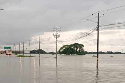 El invierno vuelve a golpear en la provincia de Los Ríos. El bloqueo de la vía Babahoyo - Jujan es una de las consecuencias.