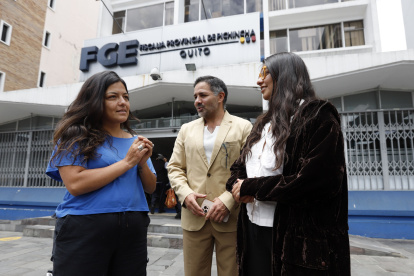 Amanda y Tamia Villavicencio, junto a su abogado Patricio Rosero, asistieron este 9 de marzo a las diligencias en la Fiscalía.