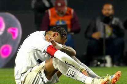 Neymar Jr. no aguantó y terminó sentado en la cancha llorando tras el 6-0 ante el Vasco da Gama por el Campeonato Brasileño.