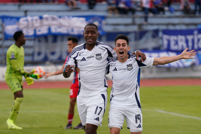 El gol de penalti convertido por Jaime 'la Yoya' Ayoví (i) no le alcanzó a Emelec en La Cocha.