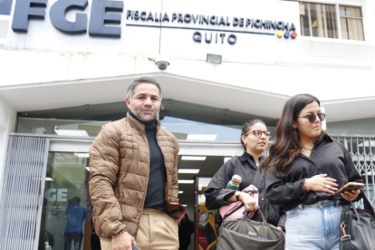 Quito. Amanda (d) y Tamia Villavicencio, acompañadas de su abogado, asisten a las diligencias en la Fiscalía.