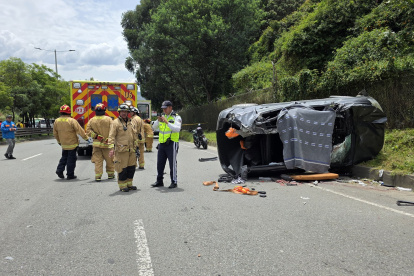 Un joven de 26 años perdió la vida en un siniestro de tránsito en la autopista Cuenca- Azogues.