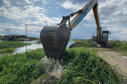 Maquinaria de la Prefectura del Guayas destapó canales en el sector de La Ensenada, en Durán, uno de los afectados por las inundaciones.