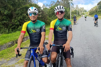 Santiago Montenegro (d) ha compartido los secretos del ciclismo a su hermano Francisco. Los pedalistas tienen grandes retos a nivel local e internacional este año.