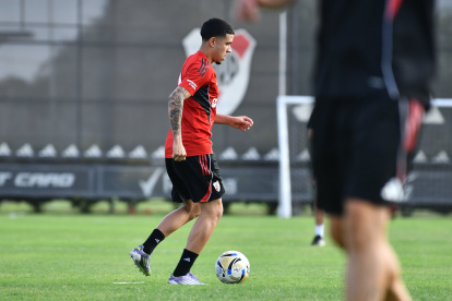Kendry Páez en entrenamiento de River Plate.