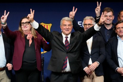 Joan Laporta celebra su reelección como presidente del FC Barcelona tras arrasar en las urnas este 15 de marzo