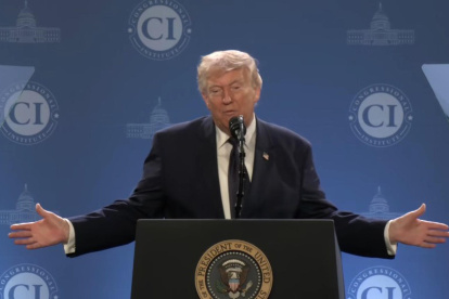 Una transmisión de la Casa Blanca del presidente de Estados Unidos, Donald Trump, durante una declaración este lunes, desde Miami (EE.UU.).