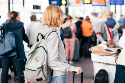 Referencial. Viajeros en el aeropuerto cumplen con las nuevas reglas migratorias de 2026, que establecen requisitos adicionales antes de embarcar.