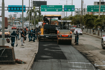 Los trabajos se realizan en diversos tramos de la avenida 25 de Julio, en el sur de Guayaquil.