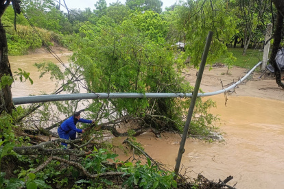 Un técnico de la Junta de Agua Potable de Manglaralto trata de poner a buen recaudo la tuberia principal de agua que abastece a tres comunas del norte peninsular