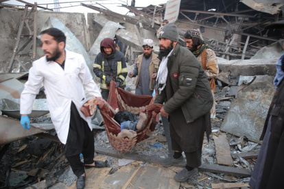 Víctimas de presuntos ataques aéreos pakistaníes son evacuadas del lugar, en Kabul, Afganistán, el 17 de marzo de 2026.