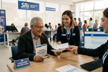 Adulto mayor realiza el trámite de devolución del IVA en el SRI, proceso que puede consultarse con número de cédula.