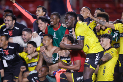 Jugadores de Barcelona celebran clasificación.