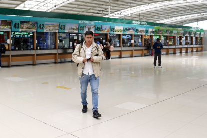 Ruta. Los usuarios acudían a la terminal de Quitumbe para consultar los horarios, mientras otras ventanillas lucían vacías.