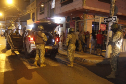 En los primeros días de la vigencia del toque de queda temporal se ha detenido a más de un centenar de personas.
