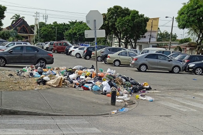 Vecinos del note de Guayaquil reportan basura acumulada tras los cambios temporales en los horarios de Urvaseo.