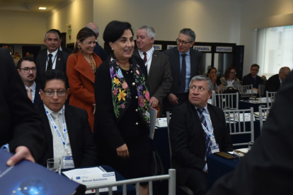 La canciller Gabriela Sommerfeld negó bombardeos fuera de Ecuador en medio de la tensión con Colombia.