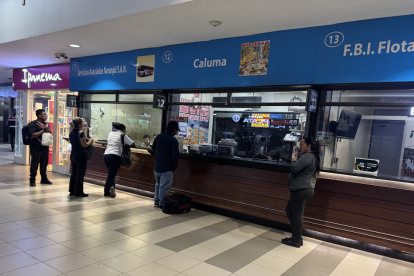 Cooperativas de buses reducen frecuencias nocturnas en Guayaquil por restricciones de movilidad en Ecuador.