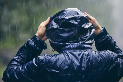 Referencial.Una persona se protege de la lluvia intensa, mientras Ecuador enfrenta tormentas asociadas a fenómenos climáticos regionales