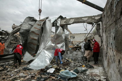 Servicios de salvamento entre los escombros del centro sanitario de Kabul atacado por Pakistán.