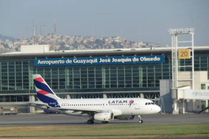 El Aeropuerto Internacional José Joaquín de Olmedo es administrado por la Autoridad Aeroportuaria de Guayaquil y operado por TAGSA bajo contrato vigente hasta 2031.