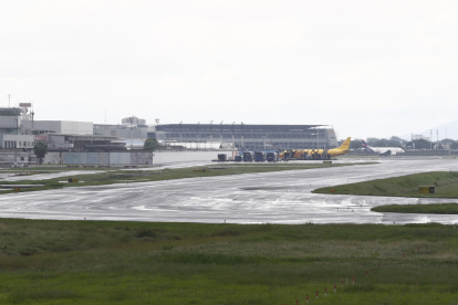 Imagen referencial. El mantenimiento de la pista del aeropuerto se hará en dos tramos.