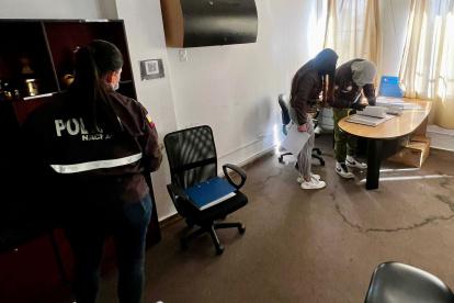 Dirigentes y militantes de la Revolución Ciudadana denunciaron un operativo policial en la sede del movimiento político.