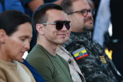 Autoridades y ciudadanos comparten espacio durante una ceremonia con presencia de las Fuerzas Armadas en Ecuador.