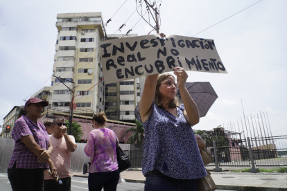 Protestas. Con una pancarta y gritos, los afectados reclamaron respuestas de las autoridades. Piden que no haya encubrimiento en las investigaciones.