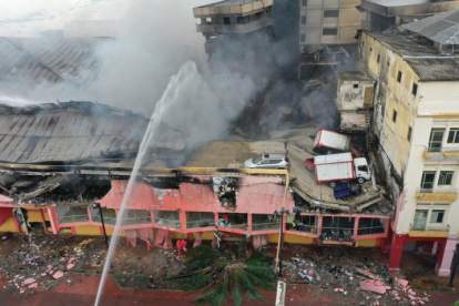 El edificio aún tiene vehículos atrapados en su interior