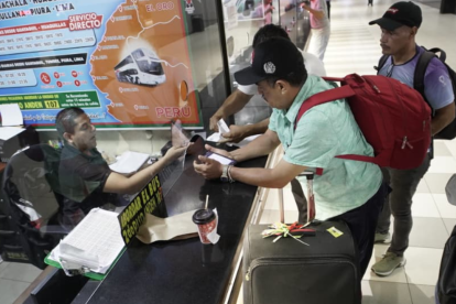 En la Terminal Terrestre de Guayaquil, los viajeros se apresuran a tomar las últimas frecuencias antes de las 21:00, en cumplimiento del toque de queda.