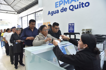 Laura Arenillo llegó a la agencia de la Epmaps. Asegura que el valor de la tasa subió su factura y no le aplican el descuento de la tercera edad.