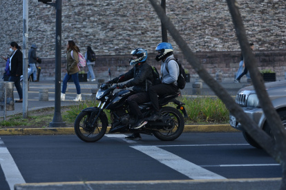 Incumplimiento. La normativa prohíbe que dos personas circulen en una moto, sin embargo no se cumple pese a los operativos y sanciones.