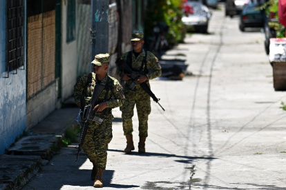 Sectores como la colonia 10 de Octubre, situados al sur de San Salvador, capital del país, han sido intervenidos desde 2022 por los militares, para frenar a las pandillas.
